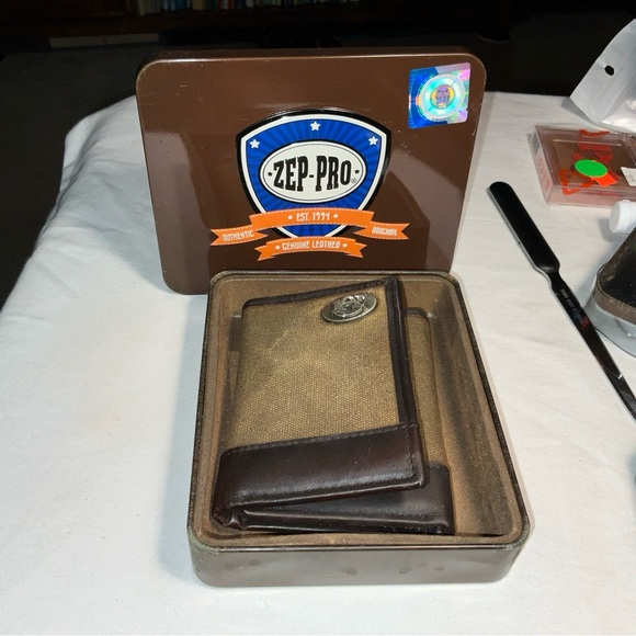 Auburn Waxed Canvas/Leather BY ZEP-PRO Bifold Fishermans Wallet tin GIFT box NEW - Picture 3 of 16